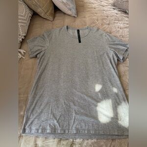 Lululemon 
T shirt
Excellent condition 
Gray 
Size XL